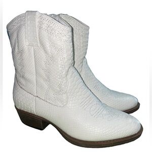 NWOT Coconuts by Matisse Short White Boots
